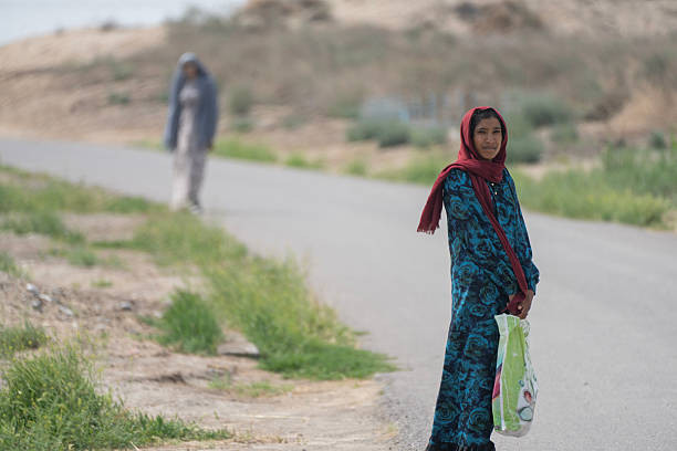Wanita Turkmenistan berdiri di pinggir jalan, Merv, Turkmenistan foto by Istok