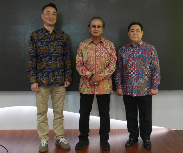 (Kiri ke kanan) Direktur Keuangan KB Bank Jang Hyuk Im, Direktur PT Pabrik Kertas Tjiwi Kimia Agustian R. Partawidjaja, dan Direktur Utama KB Bank Indonesia Kunardy Darma Lie menjalin kerja sama di Jakarta. Foto: Dok. KB Bank