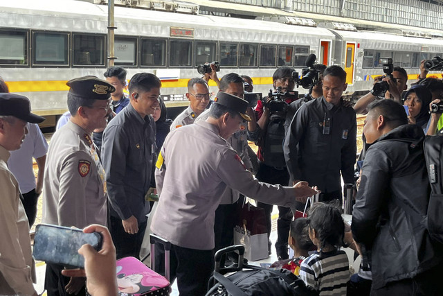 Kapolri Jenderal Listyo Sigit Prabowo bersama Menteri Perhubungan Dudy Purwagandhi berbincang dengan penumpang saat melakukan peninjauan di Stasiun Pasar Senen, Jakarta Pusat, Selasa (23/12/2025). Foto: Rayyan Farhansyah/kumparan