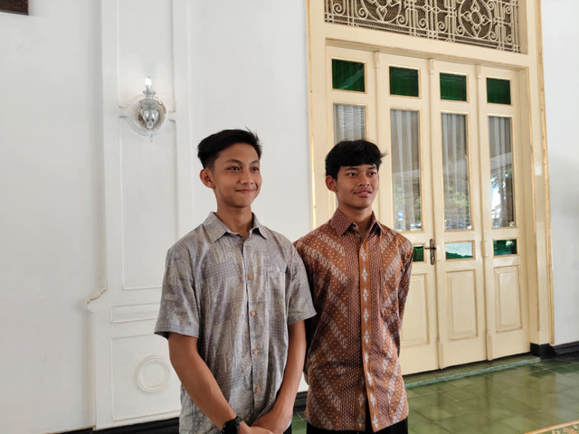 Dua pebalap Indonesia asal DIY Veda Ega Pratama dan Kiandra Ramadipha saat bertemu Wakil Gubernur DIY, KGPAA Paku Alam X, di Kepatihan Pemda DIY, Selasa (23/12/2025). Foto: Arfiansyah Panji Purnandaru/kumparan