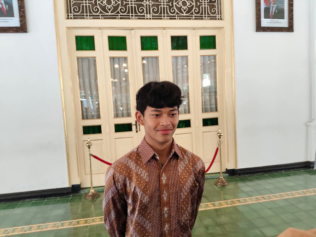 Dua pebalap Indonesia asal DIY Veda Ega Pratama dan Kiandra Ramadipha saat bertemu Wakil Gubernur DIY, KGPAA Paku Alam X, di Kepatihan Pemda DIY, Selasa (23/12/2025). Foto: Arfiansyah Panji Purnandaru/kumparan