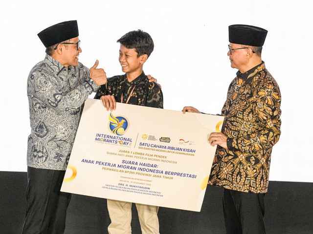 Menko PM A. Muhaimin Iskandar bersama Menteri P2MI Mukhtarudin dalam peringatan Hari Migran Internasional 2025 di Taman Mini Indonesia Indah, Jakarta, Kamis (18/12/2025). Foto: Dok. Istimewa