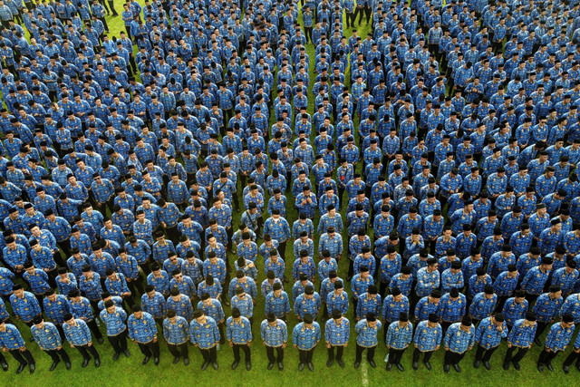 Foto udara ribuan Pegawai Pemerintah dengan Perjanjian Kerja (PPPK) paruh waktu mengikuti upacara penyerahan Surat Keputusan (SK) pengangkatan di Stadion Galuh, Kabupaten Ciamis, Jawa Barat, Selasa (23/12/2025). Foto: ANTARA FOTO/Adeng Bustomi