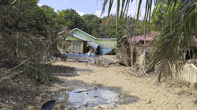 Kondisi rumah warga yang terdampak bencana banjir bandang di Aceh Tamiang, Selasa (23/12/2025). Foto: Amar Marpaung/kumparan