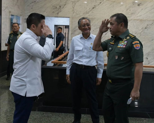 Sekretaris Kabinet Teddy Indra Wijaya bersama Menteri Pekerjaan Umum, Dody Hanggodo berdiskusi dengan Kepala Staf Angkatan Darat bersama tim Kementerian PU dan TNI-AD. Foto: Instagram/ @sekretariat.kabinet
