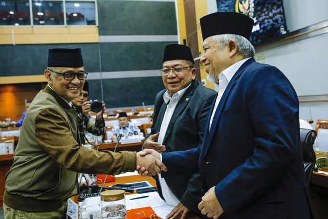 Menteri Haji dan Umrah Mochamad Irfan Yusuf (kiri) berjabat tangan dengan Wakil Ketua Komisi VIII DPR Abdul Wachid (kedua kanan), dan Ansory Siregar (kanan) sebelum mengikuti rapat kerja di Kompleks Parlemen, Senayan, Jakarta, Selasa (23/12/2025). Foto: ANTARA FOTO/Asprilla Dwi Adha
