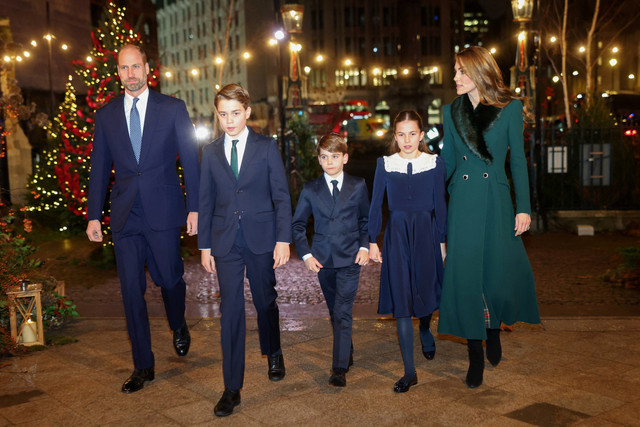 Pangeran William, Princess of Wales Kate Middleton, Pangeran Louis dan Putri Charlotte tiba untuk menghadiri acara kebaktian Natal tahunan kelima "Together At Christmas" di Westminster Abbey, London, Jumat (5/12/2025). Foto: Chris Jackson / POOL / AFP