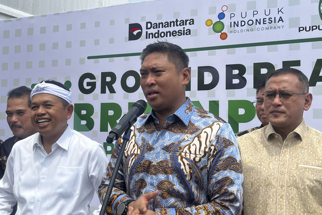 Gubernur Jawa Barat Dedi Mulyadi, Wamentan Sudaryono dan Dirut Pupuk Indonesia Rahmad Pribadi usai gelaran groundbreaking pabrik Pupuk NPK Nitrat Pupuk Kujang, di Karawang, Jawa Barat, Selasa (23/12/2025). Foto: Widya Islamiati/kumparan