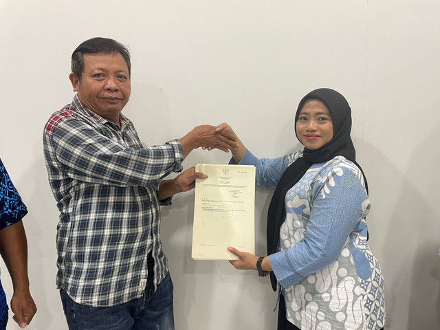 Penyerahan sertifikat program PTSL. Foto: Dok. Kantah Sekadau