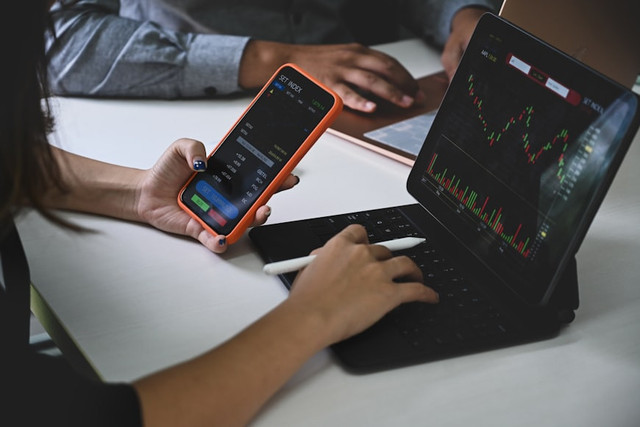 Ilustrasi HP untuk trading. Foto: Unsplash