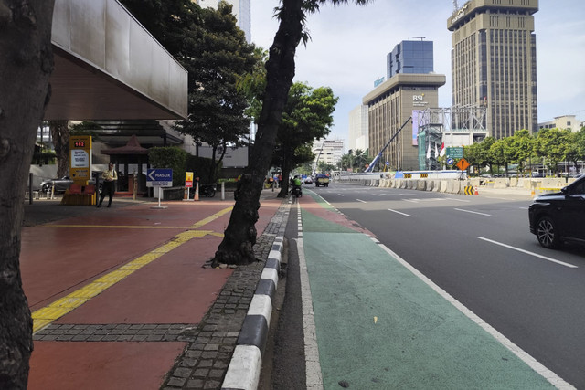 Kondisi di ruas Jalan MH Thamrin, Jakarta pada Selasa (23/12/2025) tidak ada bendera-bendera atau atribut partai politik. Foto: Luthfi Humam/kumparan