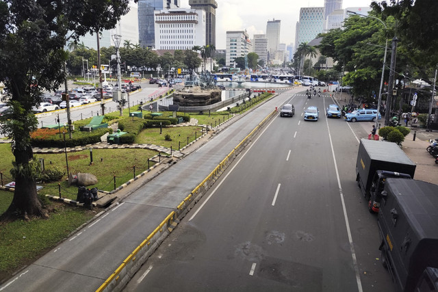 Kondisi Jalan Medan Merdeka Barat, Jakarta pada Selasa (23/12/2025) terpantau tidak ada atribut maupun bendera partai politik. Foto: Luthfi Humam/kumparan