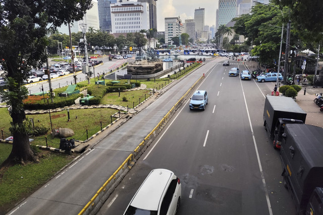 Kondisi Jalan Medan Merdeka Barat, Jakarta pada Selasa (23/12/2025) terpantau tidak ada atribut maupun bendera partai politik. Foto: Luthfi Humam/kumparan