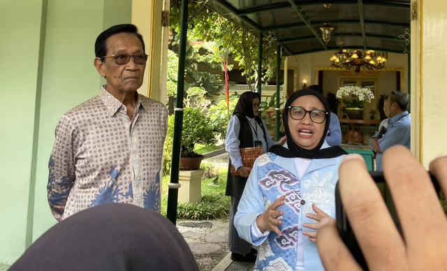 Gubernur DIY, Sri Sultan HB X (kiri) dan Wakil Kepala BGN, Nanik S. Deyang (kanan). Foto: Pandangan Jogja/Resti Damayanti