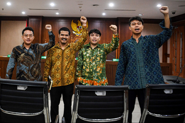 Terdakwa kasus dugaan penghasutan, dari kiri: Delpedro Marhaen, Syahdan Husein, Muzaffar Salim, Khariq Anhar, usai menjalani sidang di PN Jakpus, Selasa (23/12/2025). Foto: ANTARA FOTO/Muhammad Adimaja