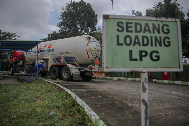Suasana pengisian gas LPG di Stasiun Pengisian Bulk Elpiji (SPBE) Bumi Mitra Wira, Jalan Ulujami Raya, Jakarta, Selasa (23/12/2025). Foto: Aditia Noviansyah/kumparan