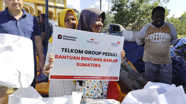 Suasana Desa Menang Gini pada Selasa (23/12/2025), saat bantuan dari Telkom Group datang. Dok: Amar Marpaung/kumparan