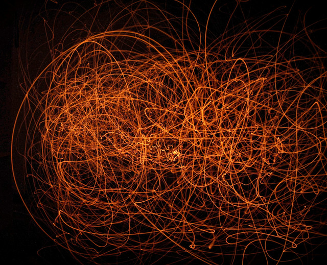 Layaknya benang yang kusut, keterikatan emosional sering kali menjadi simpul rumit yang membutuhkan waktu dan penerimaan untuk dapat diurai kembali. Photo by Dulana Kodithuwakku on Unsplash