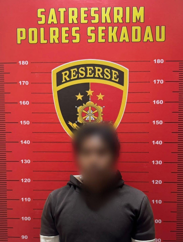 Satreskrim Polres Sekadau mengamankan pria yang mencabuli adik iparnya sendiri. Foto: Dok. Polres Sekadau