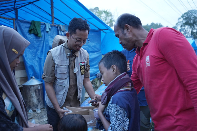 Presiden Direktur International Networking for Humanitarian Muhammad Husein mendistribusikan kurma Palestina kepada para korban banjir bandang di Kabupaten Aceh Tamiang. Foto: International Networking for Humanitarian