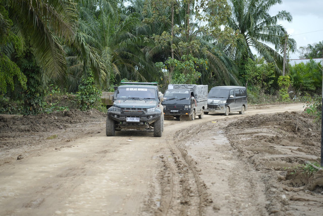 Kendaraan yang membawa kurma Palestina untuk para korban banjir bandang di Kabupaten Aceh Tamiang. Foto: International Networking for Humanitarian