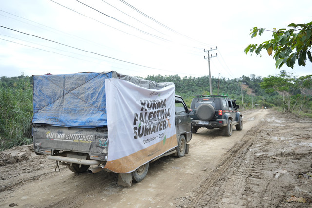 Kendaraan yang membawa kurma Palestina untuk para korban banjir bandang di Kabupaten Aceh Tamiang. Foto: International Networking for Humanitarian
