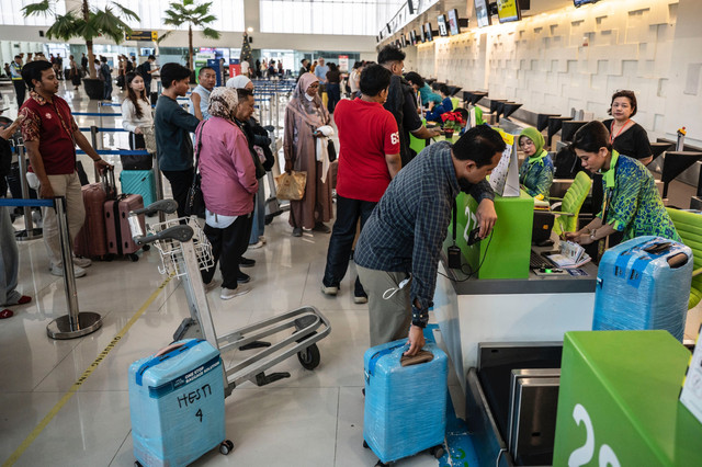 Sejumlah calon penumpang berada di loket check-in Bandara Internasional Jenderal Ahmad Yani, Semarang, Jawa Tengah, Selasa (23/12/2025). Foto: ANTARA FOTO/Aprillio Akbar