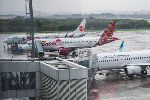 Sejumlah pesawat terbang terparkir berderet di terminal domestik Bandara Internasional Jenderal Ahmad Yani, Semarang, Jawa Tengah, Selasa (23/12/2025). Foto: ANTARA FOTO/Aprillio Akbar