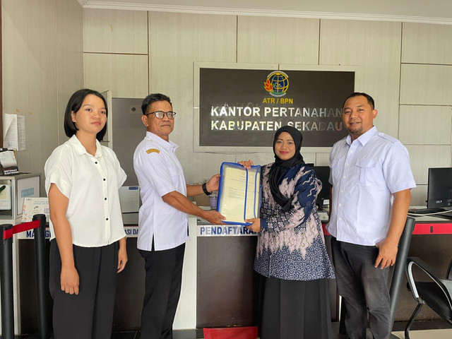 Penyerahan sertifikat PTSL oleh Kantah Sekadau. Foto: Dok. Kantah Sekadau