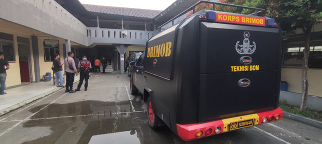 Polisi di SMA Arrahman Depok, Selasa (23/12/2025). Dok: kumparan