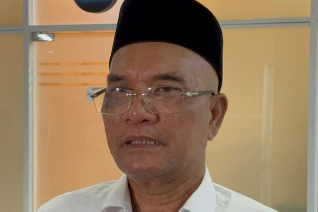 Ketua Komisi VIII DPR Marwan Dasopang memberikan keterangan pers usai rapat kerja tertutup bersama Menteri Haji dan Umrah di gedung DPR RI, Senayan, Jakpus pada Selasa (23/12/2025). Foto: Abid Raihan/kumparan