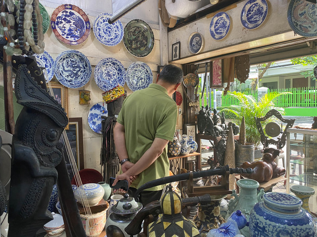 Kios barang antik Anto di Jalan Surabaya, Menteng, Jakarta Pusat, Selasa (23/12/2025). Foto: Muhammad Fhandra Hardiyon/kumparan