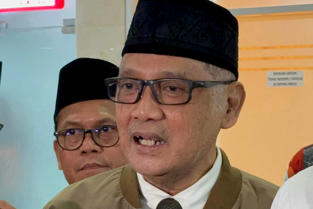 Menteri Haji dan Umrah, Mochamad Irfan Yusuf memberikan keterangan pers usai rapat kerja tertutup bersama Komisi VIII di gedung DPR RI, Senayan, Jakpus pada Selasa (23/12/2025). Foto: Abid Raihan/kumparan