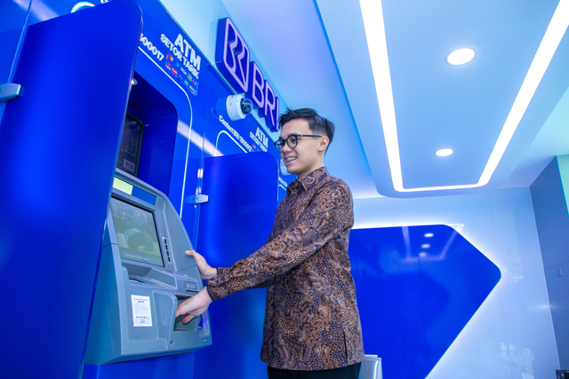 Nasabah saat bertransaksi di ATM BRI. Foto: Dok. BRI
