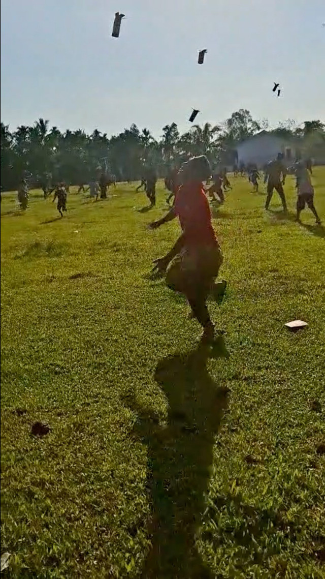Warga menyambut bantuan logistik udara di Aceh Tamiang. Foto: Dok. Istimewa