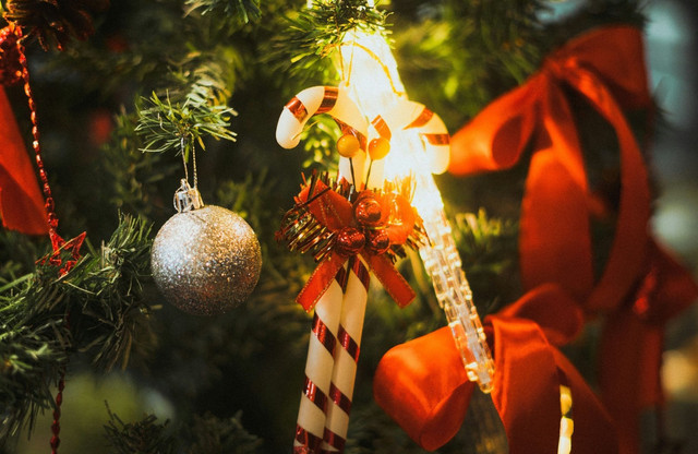 Ilustrasi Hiasan Pohon Natal. Foto: Unsplash