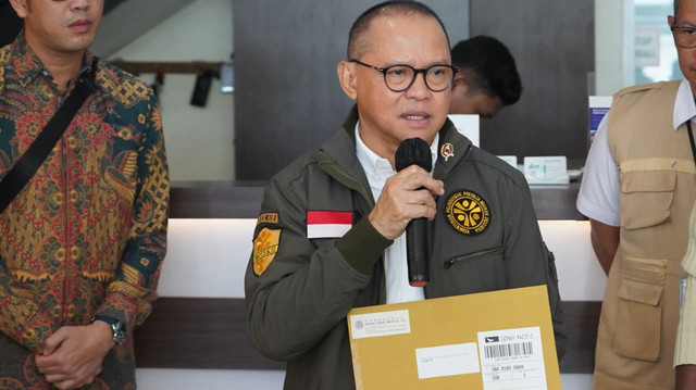 Menteri P2MI Mukhtarudin menyambut kedatangan jenazah beberapa Pekerja Migran Indonesia korban tragedi kebakaran apartemen Wang Fuk Court di Tai Po, Hong Kong, yang tiba di Soekarno-Hatta (Soetta), Tangerang, Selasa (23/12/2025). Foto: Dok. Istimewa