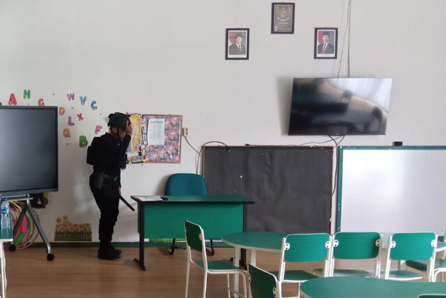 Pihak Kepolisian melakukan pengecekan terhadap sekolah yang diteror bom di wilayah Depok. Foto: Dok. Istimewa