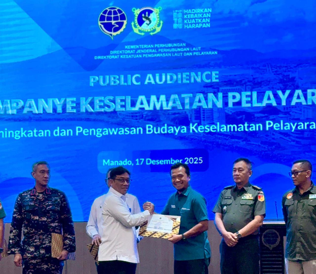 Direktur Armada Pertamina International Shipping, Muhammad Irfan Zainul Fikri (ketiga dari kiri) saat menerima piagam apresiasi dalam kampanye keselamatan pelayaran lewat penyaluran 750 unit life vest untuk nelayan di Manado. Foto: Dok. Pertamina