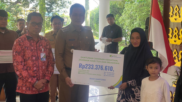 Bupati Muara Enim bersama Kepala BPJS Ketenagakerjaan Kanwil Sumbagsel Muhyidin memberikan bantuan perlindungan sosial melalui Program Jaminan Sosial Ketenagakerjaan (Jamsostek) BPJS Ketenagakerjaan bagi pekerja rentan. Foto : Istimewa
