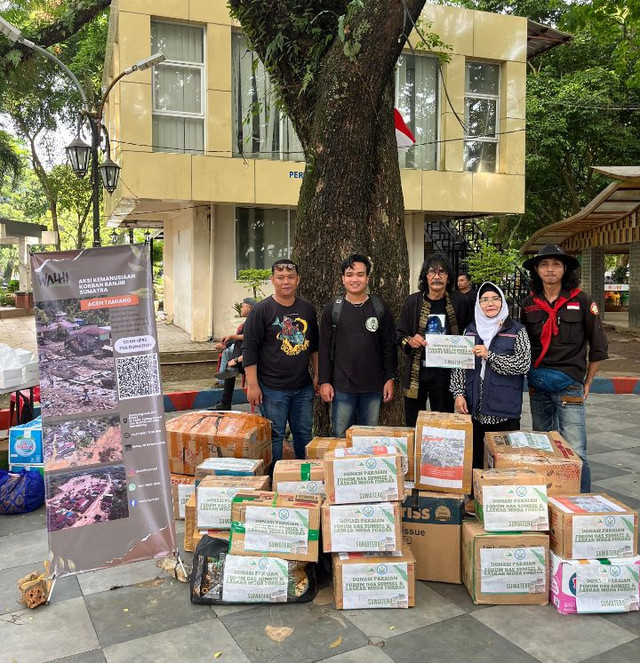 WALHI Sumsel menggalang donasi untuk korban bencana di Sumatera/ist. 