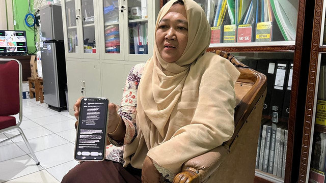 Kepsek SMA PGRI 1 Depok, Nina Marliana, saat menjelaskan ancaman bom yang diterima sekolahnya. Foto: kumparan