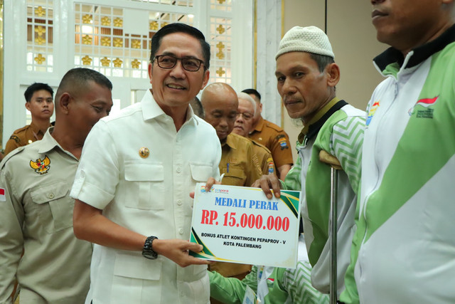 Wali Kota Palembang, Ratu Dewa, memberikan bonus kepada pelatih dan atlet yang berprestasi/ist. 