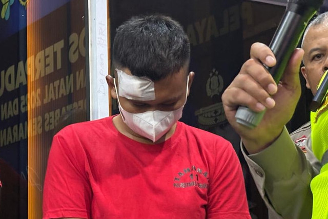 Polisi menujukkan sopir bus Cahaya Trans, Gilang Ihsan Faruq (22) sebagai tersangka dalam kasus kecelakaan yang menewaskan 17 orang di exit Tol Krapyak Semarang saat konpers di Polrestabes Semarang, Selasa (23/12/2025). Foto: Intan Alliva Khansa/kumparan