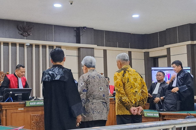 Mantan Direktur Utama Bank BJB Yuddy Renaldi, Senior Executive Vice President Bisnis BJB Beny Riswandi menghadiri sidang kasus perdana dugaan korupsi pemberian fasilitas kredit PT Sri Rejeki Isman di Pengadilan Tipikor Semarang, Selasa (23/12/2025). Foto: Dok. Istimewa