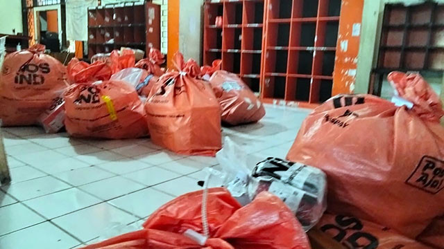 Paket barang yang dikirimkan via kantor Pos Indonesia cabang Manado.