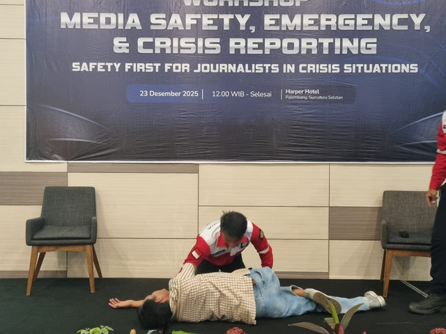 Tim Garuda Rescue Nusantara (GRN) bersama jurnalis Palembang saat mempraktekan jika terjadi bencana. Foto : Istimewa