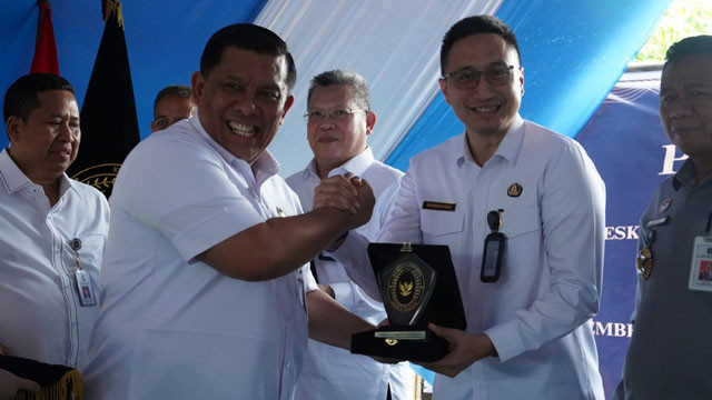 Kepala Kanwil Dirjen Imigrasi Sulawesi Utara, Rhamdani (kanan).