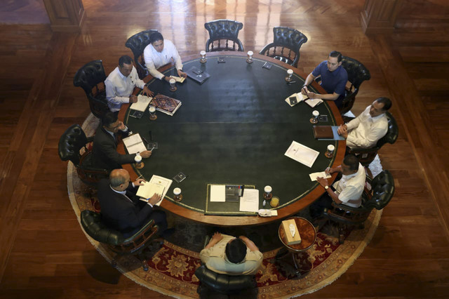 Presiden Prabowo Subianto menerima sejumlah menteri kabinet Merah Putih dalam pertemuan yang digelar di kediaman pribadinya Hambalang, Bogor, pada Selasa (23/12/2025). Foto: Biro Pers Sekretariat Presiden