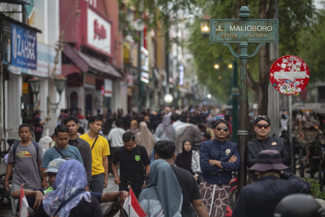 Pengunjung berwisata di Malioboro, Yogyakarta, Selasa (23/12/2025). Foto: Andreas Fitri Atmoko/ANTARA FOTO